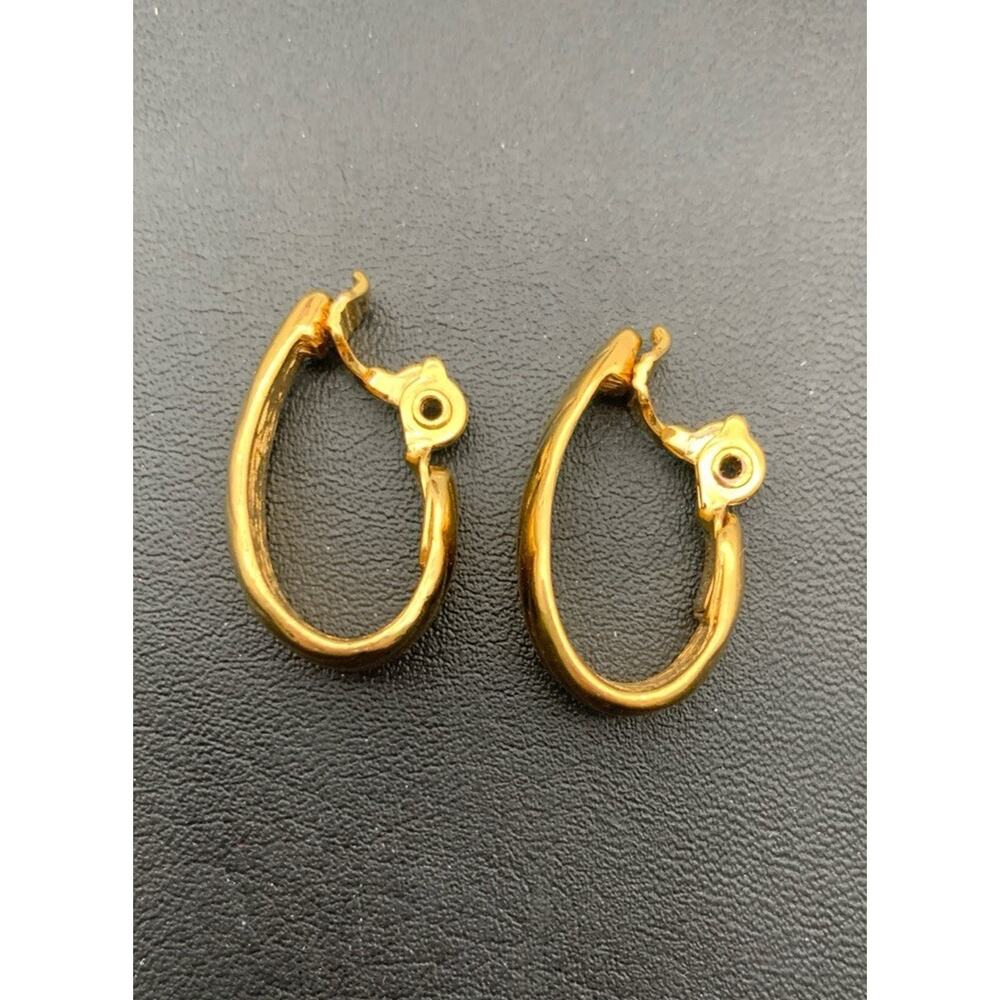 Vintage MONET 1960s Goldtone Ribbed Hoop Texture Clip On Earrings Signed - Picture 3 of 6